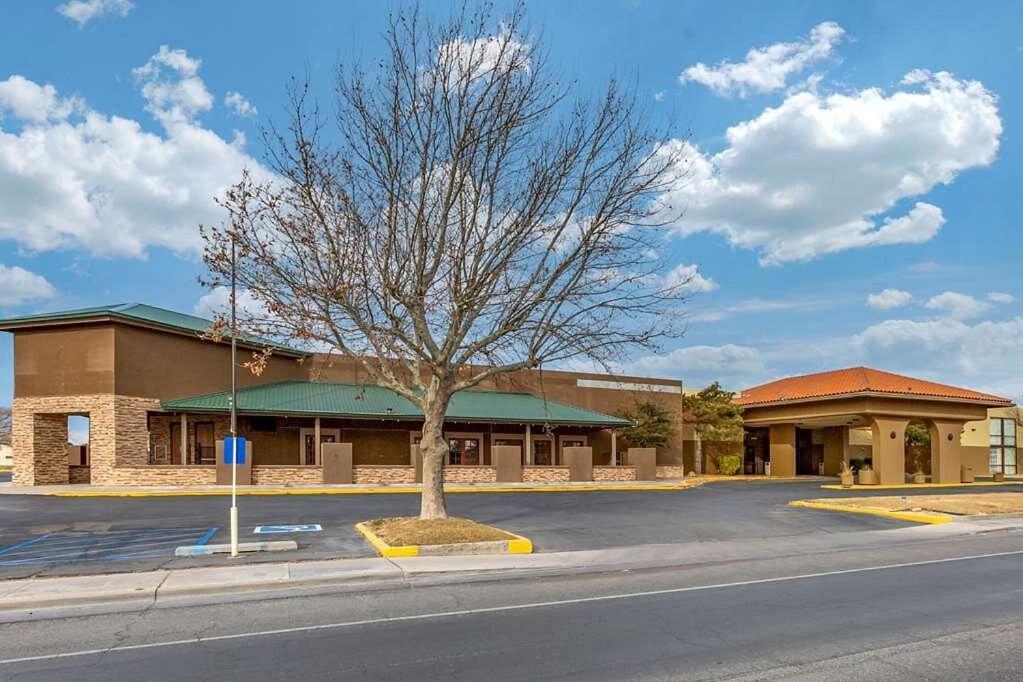 Clarion Inn & Suites, Roswell Exterior foto